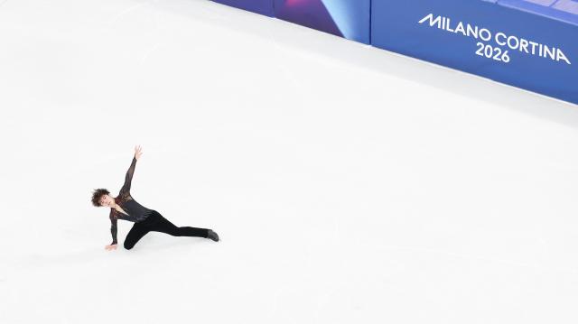 (260208) -- MILAN, Feb. 8, 2026 (Xinhua) -- Sato Shun of Japan competes during the figure skating team event men single skating free skating of the Milan-Cortina 2026 Olympic Winter Games in Milan, Italy, Feb. 8, 2026. (Xinhua/Chen Yichen)