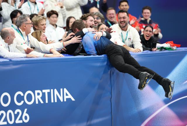 (260208) -- MILAN, Feb. 8, 2026 (Xinhua) -- Matteo Rizzo of Italy celebrates with the team members after his performance during the figure skating team event men single skating free skating of the Milan-Cortina 2026 Olympic Winter Games in Milan, Italy, Feb. 8, 2026. (Xinhua/Li Ming)