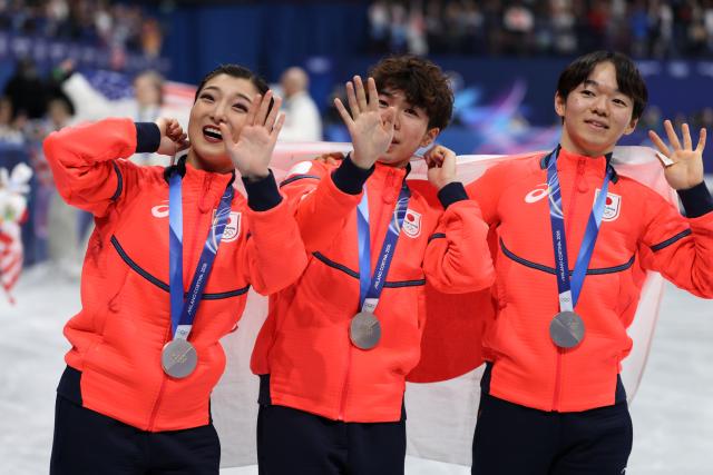 (260209) -- MILAN, Feb. 9, 2026 (Xinhua) -- Silver medalists Sakamoto Kaori (L), Stao Shun (C) and Kagiyama Yuma of team Japan greet the spectators after the awarding ceremony for the figure skating team event of the Milan-Cortina 2026 Olympic Winter Games in Milan, Italy, Feb. 8, 2026. (Xinhua/Li Ming)