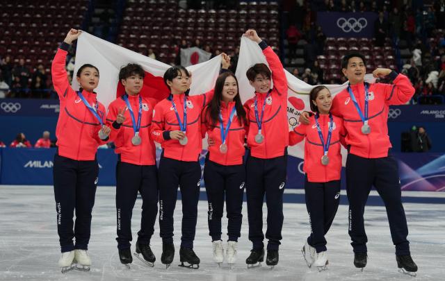 (260209) -- MILAN, Feb. 9, 2026 (Xinhua) -- Silver medalists team Japan pose for photos after the awarding ceremony for the figure skating team event of the Milan-Cortina 2026 Olympic Winter Games in Milan, Italy, Feb. 8, 2026. (Xinhua/Xue Yuge)