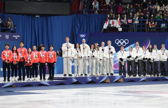 (260209) -- MILAN, Feb. 9, 2026 (Xinhua) -- Gold medalists team the United States (C), silver medalists team Japan (L) and bronze medalists team Italy react during the awarding ceremony for the figure skating team event of the Milan-Cortina 2026 Olympic Winter Games in Milan, Italy, Feb. 8, 2026. (Xinhua/Li Ming)