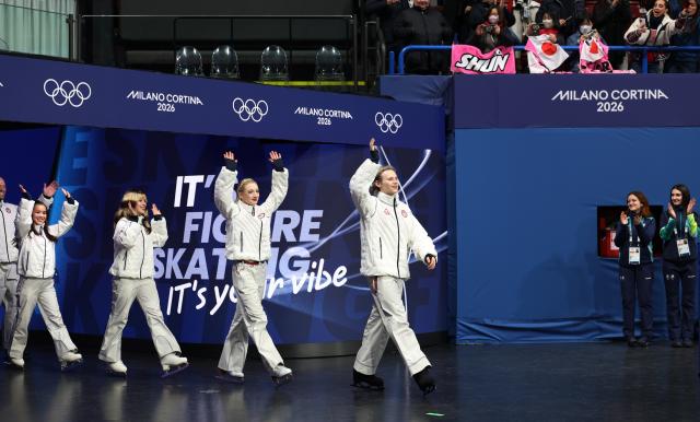 (260209) -- MILAN, Feb. 9, 2026 (Xinhua) -- Gold medalists team the United States greet the spectators during the awarding ceremony for the figure skating team event of the Milan-Cortina 2026 Olympic Winter Games in Milan, Italy, Feb. 8, 2026. (Xinhua/Li Ming)