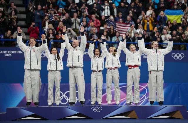 (260209) -- MILAN, Feb. 9, 2026 (Xinhua) -- Gold medalists team the United States greet the spectators during the awarding ceremony for the figure skating team event of the Milan-Cortina 2026 Olympic Winter Games in Milan, Italy, Feb. 8, 2026. (Xinhua/Xue Yuge)