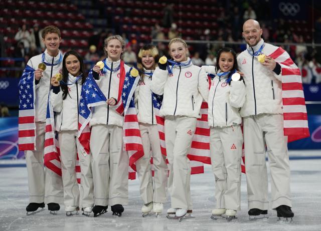 (260209) -- MILAN, Feb. 9, 2026 (Xinhua) -- Gold medalists team the United States pose for photos after the awarding ceremony for the figure skating team event of the Milan-Cortina 2026 Olympic Winter Games in Milan, Italy, Feb. 8, 2026. (Xinhua/Xue Yuge)