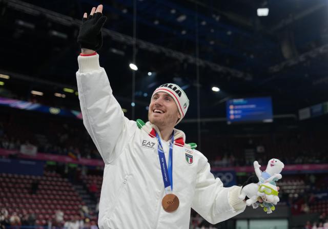 (260209) -- MILAN, Feb. 9, 2026 (Xinhua) -- Matteo Rizzo of team Italy celebrates with his bronze medal after the awarding ceremony for the figure skating team event of the Milan-Cortina 2026 Olympic Winter Games in Milan, Italy, Feb. 8, 2026. (Xinhua/Xue Yuge)