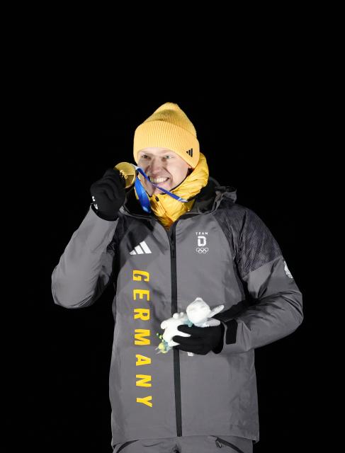 (260209) -- CORTINA D'AMPEZZO, Feb. 9, 2026 (Xinhua) -- Gold medalist Max Langenhan of Germany displays his medal during the awarding ceremony for the luge men's singles at the Milan-Cortina 2026 Olympic Winter Games in Cortina, Italy, Feb. 8, 2026. (Xinhua/Li Gang)