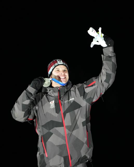 (260209) -- CORTINA D'AMPEZZO, Feb. 9, 2026 (Xinhua) -- Silver medalist Jonas Mueller of Austria displays his medal during the awarding ceremony for the luge men's singles at the Milan-Cortina 2026 Olympic Winter Games in Cortina, Italy, Feb. 8, 2026. (Xinhua/Li Gang)