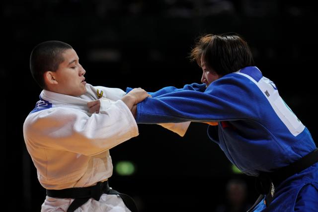 (260209) --  PARIS, Feb. 9, 2026 (Xinhua) -- China's Feng Yingying (R) and Spain's Tsunoda Roustant Ai compete in the Women's -70kg category round of 16 match at the Grand Slam judo competition in Paris, France, on Feb. 8, 2026. (Photo by Aurelien Morissard/Xinhua)