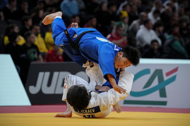 (260209) --  PARIS, Feb. 9, 2026 (Xinhua) -- China's Wang Jiangnan (top) and Azerbaidjan's Tckaev Zelim compete in the Men's -81kg category round of 32 match at the Grand Slam judo competition in Paris, France, on Feb. 8, 2026. (Photo by Aurelien Morissard/Xinhua)