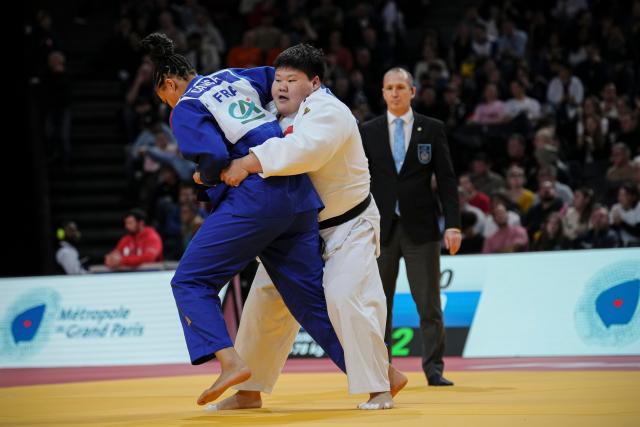 (260209) --  PARIS, Feb. 9, 2026 (Xinhua) -- China's Niu Xinran (R) and France' Cancan Celia compete in the Women's +78kg category round of 16 match at the Grand Slam judo competition in Paris, France, on Feb. 8, 2026. (Photo by Aurelien Morissard/Xinhua)