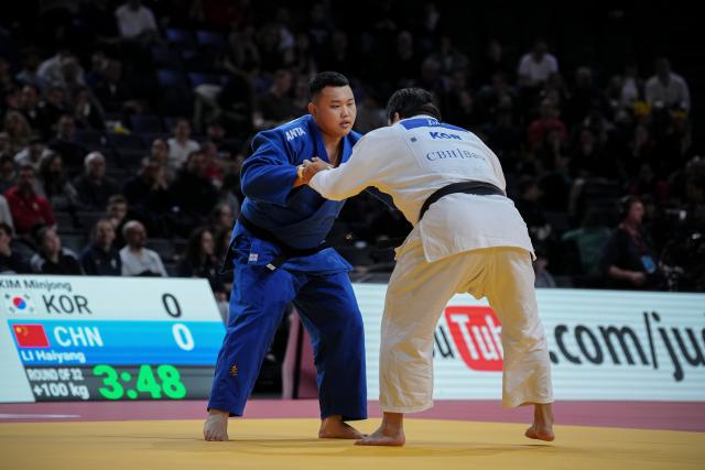 (260209) --  PARIS, Feb. 9, 2026 (Xinhua) -- China's Li Haiyang (L) and South Korean's Kim Minjong compete in the Men's +100kg category round of 32 match at the Grand Slam judo competition in Paris, France, on Feb. 8, 2026. (Photo by Aurelien Morissard/Xinhua)