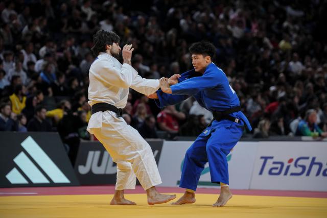 (260209) --  PARIS, Feb. 9, 2026 (Xinhua) -- China's Wang Jiangnan (R) and Azerbaidjan's Tckaev Zelim compete in the Men's -81kg category round of 32 match at the Grand Slam judo competition in Paris, France, on Feb. 8, 2026. (Photo by Aurelien Morissard/Xinhua)