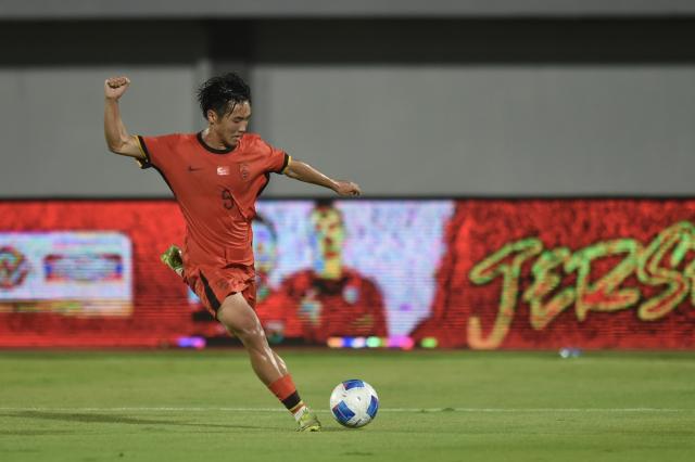 (260209) -- TANGERANG. Feb. 9, 2026 (Xinhua) -- Shuai Weihao of China shoots during the U17 International Friendly Match between China and Indonesia in Tangerang, Indonesia on Feb. 8, 2026. (Xinhua/Veri Sanovri)