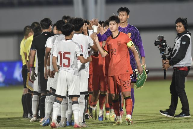 (260209) -- TANGERANG. Feb. 9, 2026 (Xinhua) -- Players greet each other before the U17 International Friendly Match between China and Indonesia in Tangerang, Indonesia on Feb. 8, 2026. (Xinhua/Veri Sanovri)