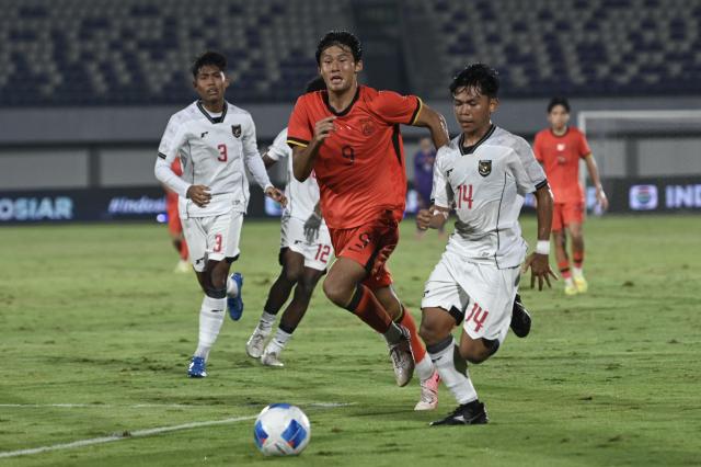 (260209) -- TANGERANG. Feb. 9, 2026 (Xinhua) -- Bian Weihao (2nd R) of China vies with Farrel Luckyta Widodo (R) of Indonesia during the U17 International Friendly Match between China and Indonesia in Tangerang, Indonesia on Feb. 8, 2026. (Xinhua/Veri Sanovri)
