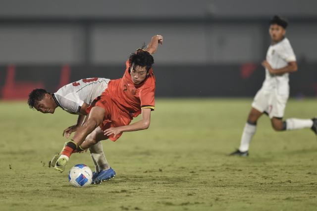 (260209) -- TANGERANG. Feb. 9, 2026 (Xinhua) -- Wang Yiming (C) of China vies with Zidane Raditya Chandra (L) of Indonesia during the U17 International Friendly Match between China and Indonesia in Tangerang, Indonesia on Feb. 8, 2026. (Xinhua/Veri Sanovri)