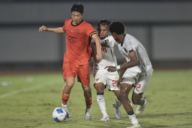 (260209) -- TANGERANG. Feb. 9, 2026 (Xinhua) -- Nan Zixun (L) of China vies with I Komang Semadi Sanjana Putra (C) and Peres Akwila Tjoe of Indonesia during the U17 International Friendly Match between China and Indonesia in Tangerang, Indonesia on Feb. 8, 2026. (Xinhua/Veri Sanovri)
