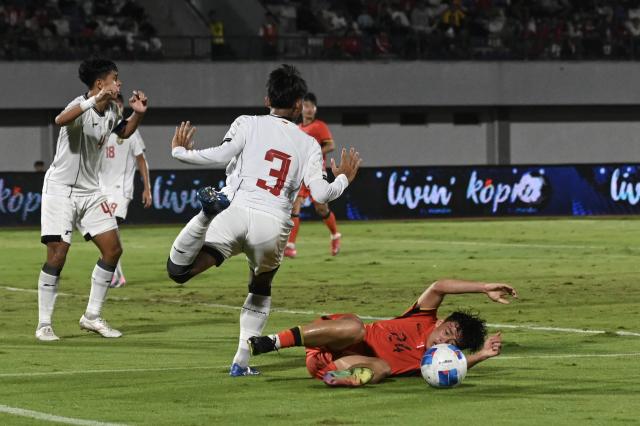 (260209) -- TANGERANG. Feb. 9, 2026 (Xinhua) -- Kuang Zhaolei (R) of China vies with Shoyyo Himawan Putranto (C) of Indonesia during the U17 International Friendly Match between China and Indonesia in Tangerang, Indonesia on Feb. 8, 2026. (Xinhua/Veri Sanovri)