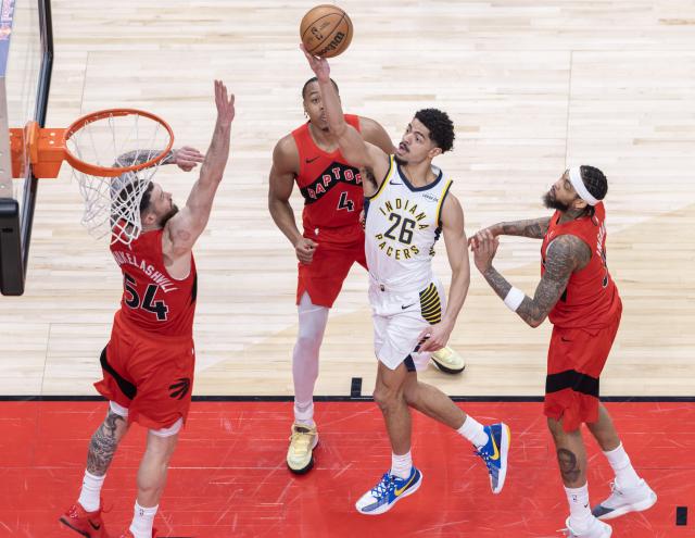(260209) -- TORONTO, Feb. 9, 2026 (Xinhua) -- Ben Sheppard (2nd R) of Indiana Pacers goes for a layup during the 2025-2026 NBA regular season game between Toronto Raptors and Indiana Pacers in Toronto, Canada, on Feb. 8, 2026. (Photo by Zou Zheng/Xinhua)