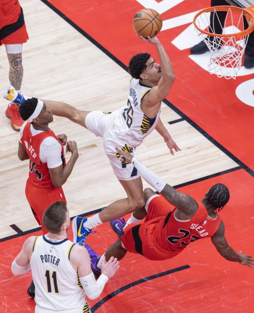 (260209) -- TORONTO, Feb. 9, 2026 (Xinhua) -- Ben Sheppard (top) of Indiana Pacers goes for a layup during the 2025-2026 NBA regular season game between Toronto Raptors and Indiana Pacers in Toronto, Canada, on Feb. 8, 2026. (Photo by Zou Zheng/Xinhua)