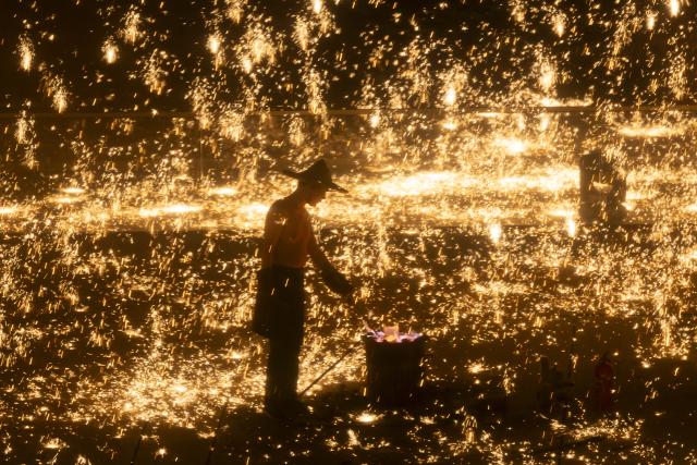 (260209) -- BEIJING, Feb. 9, 2026 (Xinhua) -- A molten iron fireworks show is staged by the Huangpu River in Pudong, east China's Shanghai, on Feb. 8, 2026. (Xinhua/Wang Xiang)