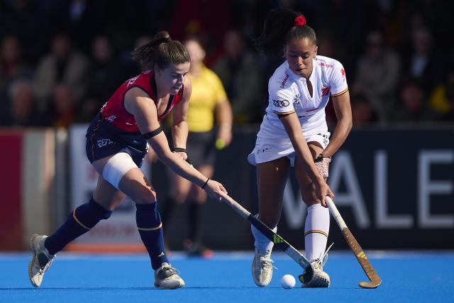 (260209) -- VALENCIA, Feb. 9, 2026 (Xinhua) -- Lucia Jimenez (L) of Spain vies with Ambre Balleghien of Belgium during an FIH Hockey Pro League women's match between Spain and Belgium in Valencia, Spain, Feb. 8, 2026 (Photo by Pablo Morano/Xinhua)