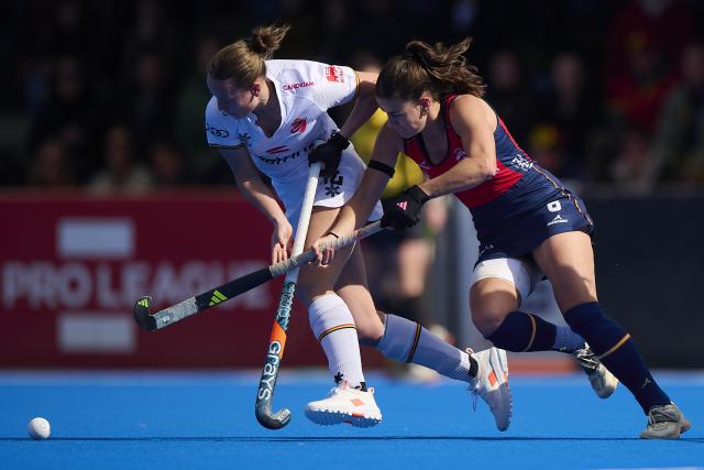 (260209) -- VALENCIA, Feb. 9, 2026 (Xinhua) -- Lucia Jimenez (R) of Spain vies with Alix Marien of Belgium during an FIH Hockey Pro League women's match between Spain and Belgium in Valencia, Spain, Feb. 8, 2026 (Photo by Pablo Morano/Xinhua)