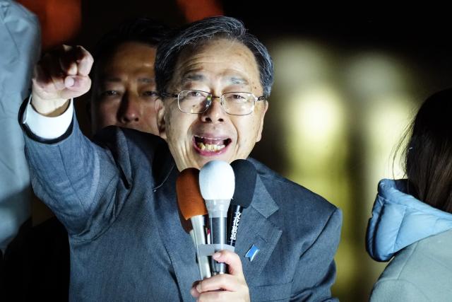(260209) -- TOKYO, Feb. 9, 2026 (Xinhua) -- Tetsuo Saito, co-leader of Japan's main opposition party Centrist Reform Alliance, gives a speech on the street in Tokyo, Japan, Feb. 7, 2026. Yoshihiko Noda and Tetsuo Saito, co-leaders of Japan's main opposition party Centrist Reform Alliance, announced on Monday that they would resign from their posts to take responsibility for the party's defeat in the House of Representatives election. (Xinhua/Jia Haocheng)