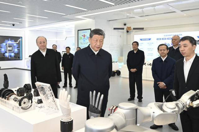 (260209) -- BEIJING, Feb. 9, 2026 (Xinhua) -- Chinese President Xi Jinping, also general secretary of the Communist Party of China Central Committee and chairman of the Central Military Commission, visits an information technology (IT) innovation park in Beijing, capital of China, Feb. 9, 2026. At the park, Xi learned about IT application and innovation, and was briefed on Beijing's efforts to expedite the development of an international sci-tech innovation center.
   Xi checked the display of sci-tech innovation outcomes, and talked with researchers and heads of sci-tech enterprises. (Xinhua/Xie Huanchi)