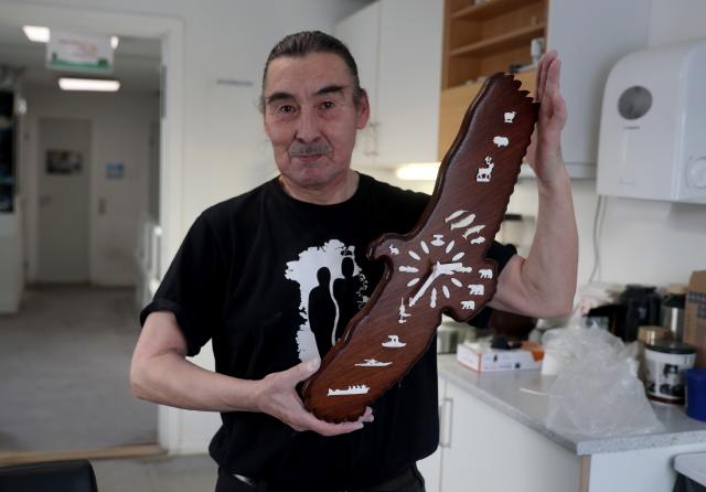 (260209) -- NUUK, Feb. 9, 2026 (Xinhua) -- Artist Louis Isbosethsen shows an antler handicraft at a workshop in Nuuk, Greenland, an autonomous territory of Denmark, on Feb. 7, 2026. (Xinhua/Li Ying)