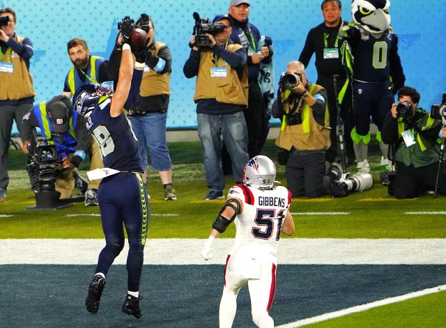 (260209) -- SANTA CLARA, Feb. 9, 2026 (Xinhua) -- Seattle Seahawks' AJ Barner (L) scores a goal during the NFL Super Bowl LX between Seattle Seahawks and New England Patriots in Santa Clara, the United States, Feb. 8, 2026. (Xinhua/Wu Xiaoling)
