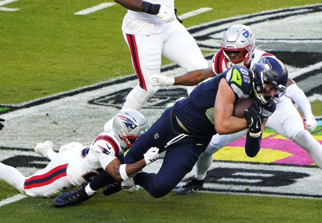 (260209) -- SANTA CLARA, Feb. 9, 2026 (Xinhua) -- Seattle Seahawks' AJ Barner (C) competes during the NFL Super Bowl LX between Seattle Seahawks and New England Patriots in Santa Clara, the United States, Feb. 8, 2026. (Xinhua/Wu Xiaoling)