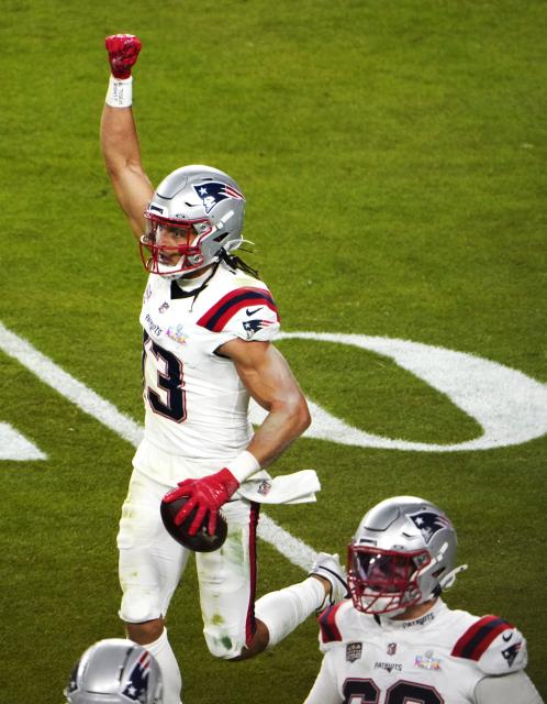 (260209) -- SANTA CLARA, Feb. 9, 2026 (Xinhua) -- New England Patriots' Mack Hollins (rear) celebrates during the NFL Super Bowl LX between Seattle Seahawks and New England Patriots in Santa Clara, the United States, Feb. 8, 2026. (Xinhua/Wu Xiaoling)