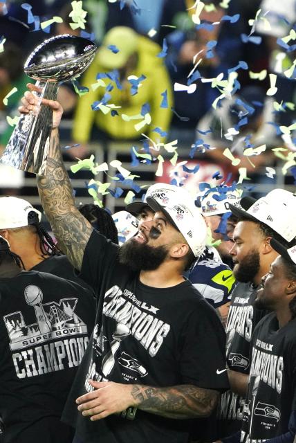 (260209) -- SANTA CLARA, Feb. 9, 2026 (Xinhua) -- Seattle Seahawks' players celebrate during the awarding ceremory after winning the NFL Super Bowl LX between Seattle Seahawks and New England Patriots in Santa Clara, the United States, Feb. 8, 2026. (Xinhua/Wu Xiaoling)
