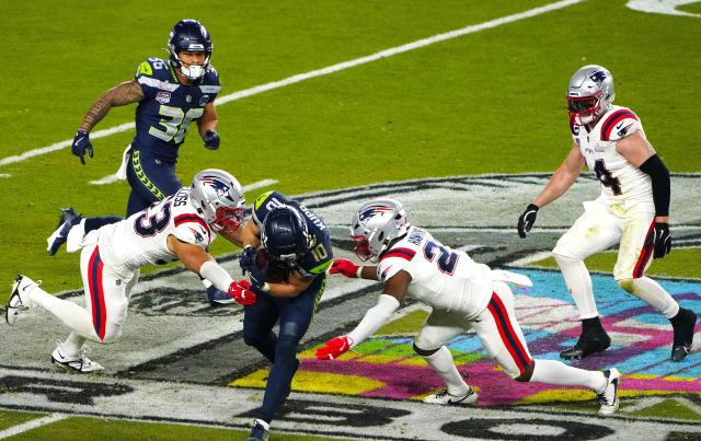 (260209) -- SANTA CLARA, Feb. 9, 2026 (Xinhua) -- Seattle Seahawks' Cooper Kupp (3rd L) competes during the NFL Super Bowl LX between Seattle Seahawks and New England Patriots in Santa Clara, the United States, Feb. 8, 2026. (Xinhua/Wu Xiaoling)