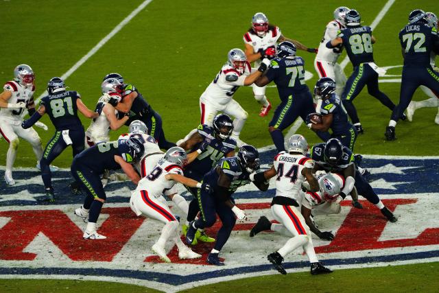 (260209) -- SANTA CLARA, Feb. 9, 2026 (Xinhua) -- Players from both teams vie in the middle during the NFL Super Bowl LX between Seattle Seahawks and New England Patriots in Santa Clara, the United States, Feb. 8, 2026. (Xinhua/Wu Xiaoling)