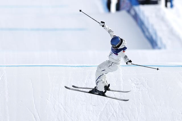 (260209) -- LIVIGNO, Feb. 9, 2026 (Xinhua) -- Gu Ailing of China competes during the freestyle skiing women's freeski slopestyle final at the Milan-Cortina 2026 Olympic Winter Games in Livigno, Italy, Feb. 9, 2026. (Xinhua/Wang Peng)