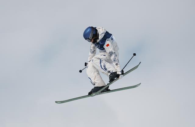 (260209) -- LIVIGNO, Feb. 9, 2026 (Xinhua) -- Gu Ailing of China competes during the freestyle skiing women's freeski slopestyle final at the Milan-Cortina 2026 Olympic Winter Games in Livigno, Italy, Feb. 9, 2026. (Xinhua/Hu Chao)