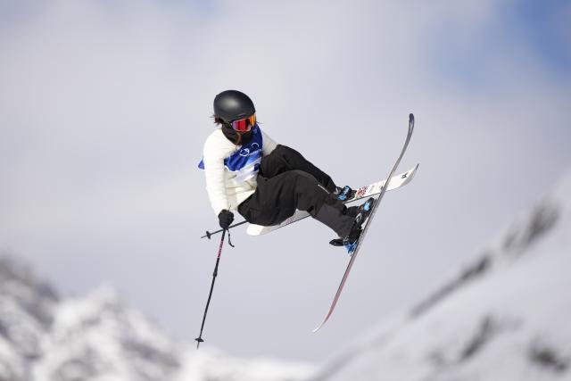(260209) -- LIVIGNO, Feb. 9, 2026 (Xinhua) -- Liu Mengting of China competes during the freestyle skiing women's freeski slopestyle final at the Milan-Cortina 2026 Olympic Winter Games in Livigno, Italy, Feb. 9, 2026. (Xinhua/Xia Yifang)