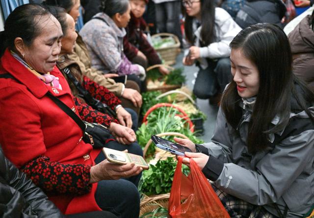 (260209) -- KAILI, Feb. 9, 2026 (Xinhua) -- Villagers sell their vegetables on the train No. 5640 in southwest China's Guizhou Province on Feb. 8, 2026. The train No. 5640 runs in Guizhou Province between Yuping Dong Autonomous County of Tongren City and provincial capital Guiyang City. It connects more than 100 ethnic minority villages along the route and makes travel more convenient for the villagers.
   A New Year market has been introduced on the train No. 5640 upon the upcoming Chinese New Year, during which fresh agricultural products and folk customs were displayed for passengers along the way. (Xinhua/Yang Wenbin)