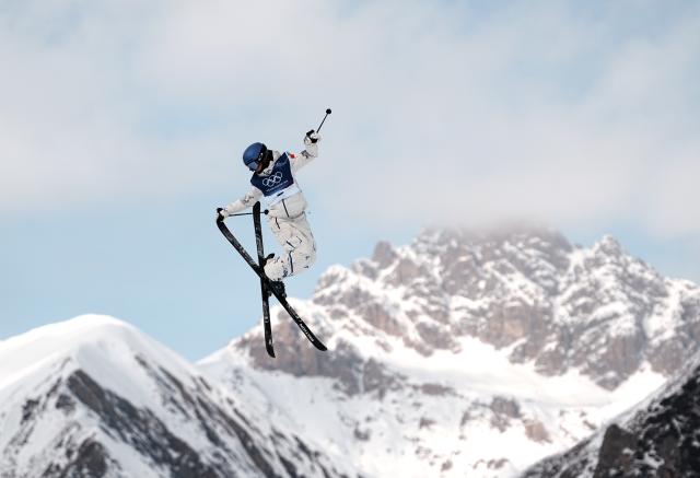 (260209) -- LIVIGNO, Feb. 9, 2026 (Xinhua) -- Gu Ailing of China competes during the freestyle skiing women's freeski slopestyle final at the Milan-Cortina 2026 Olympic Winter Games in Livigno, Italy, Feb. 9, 2026. (Xinhua/Hu Chao)