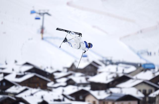(260209) -- LIVIGNO, Feb. 9, 2026 (Xinhua) -- Gu Ailing of China competes during the freestyle skiing women's freeski slopestyle final at the Milan-Cortina 2026 Olympic Winter Games in Livigno, Italy, Feb. 9, 2026. (Xinhua/Xia Yifang)