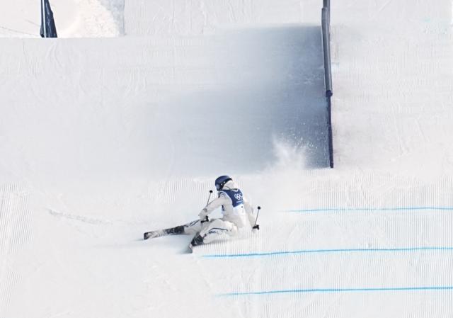 (260209) -- LIVIGNO, Feb. 9, 2026 (Xinhua) -- Gu Ailing of China falls during the freestyle skiing women's freeski slopestyle final at the Milan-Cortina 2026 Olympic Winter Games in Livigno, Italy, Feb. 9, 2026. (Xinhua/Hu Chao)