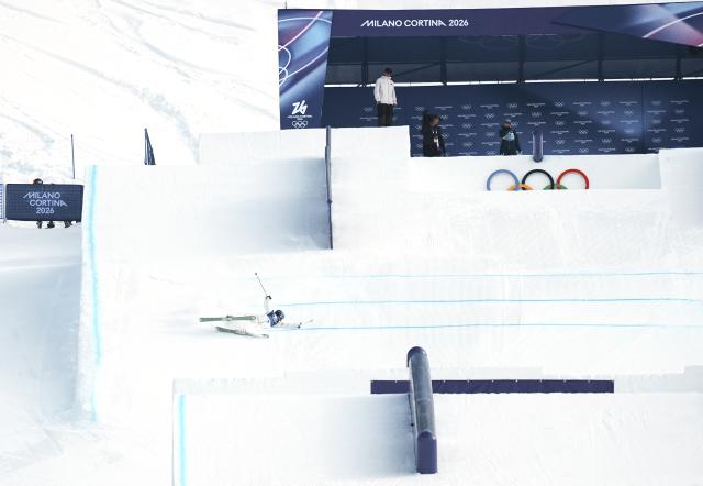 (260209) -- LIVIGNO, Feb. 9, 2026 (Xinhua) -- Gu Ailing of China falls during the freestyle skiing women's freeski slopestyle final at the Milan-Cortina 2026 Olympic Winter Games in Livigno, Italy, Feb. 9, 2026. (Xinhua/Hu Chao)