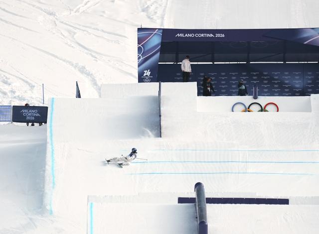(260209) -- LIVIGNO, Feb. 9, 2026 (Xinhua) -- Gu Ailing of China falls during the freestyle skiing women's freeski slopestyle final at the Milan-Cortina 2026 Olympic Winter Games in Livigno, Italy, Feb. 9, 2026. (Xinhua/Hu Chao)