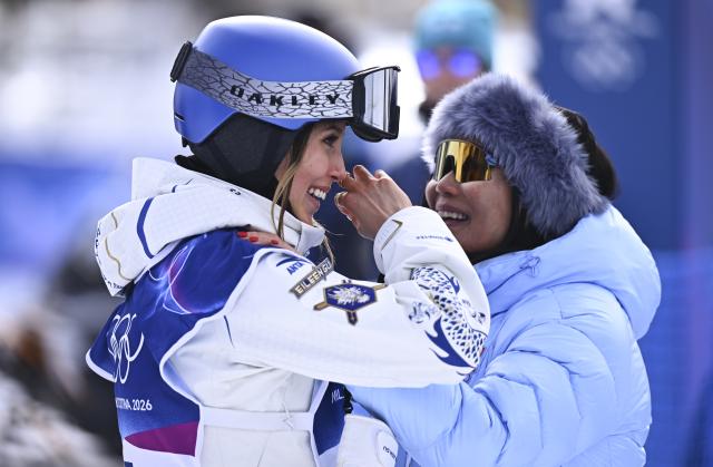 (260209) -- LIVIGNO, Feb. 9, 2026 (Xinhua) -- Gu Ailing (L) of China communicates with her mother during the freestyle skiing women's freeski slopestyle final at the Milan-Cortina 2026 Olympic Winter Games in Livigno, Italy, Feb. 9, 2026. (Xinhua/Zhang Hongxiang)