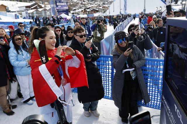 (260209) -- LIVIGNO, Feb. 9, 2026 (Xinhua) -- Silver medalist Gu Ailing (L, front) of China interacts with the audience after the awarding ceremony for the freestyle skiing women's freeski slopestyle at the Milan-Cortina 2026 Olympic Winter Games in Livigno, Italy, Feb. 9, 2026. (Xinhua/Wang Peng)