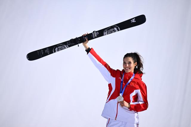 (260209) -- LIVIGNO, Feb. 9, 2026 (Xinhua) -- Silver medalist Gu Ailing of China reacts during the awarding ceremony for the freestyle skiing women's freeski slopestyle at the Milan-Cortina 2026 Olympic Winter Games in Livigno, Italy, Feb. 9, 2026. (Xinhua/Zhang Hongxiang)