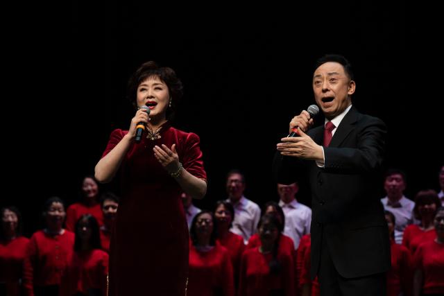 (260209) -- OTTAWA, Feb. 9, 2026 (Xinhua) -- Artists Yu Kuizhi (R) and Li Shengsu perform a Peking Opera excerpt in Ottawa, Canada on Feb. 8, 2026. The China National Peking Opera Company's "Happy Chinese New Year" tour in Canada was staged in Ottawa on Sunday. The performance team, led by renowned performing artists Yu Kuizhi and Li Shengsu, will tour Ottawa, Montreal, and Toronto from Feb. 8 to Feb. 13. (Photo by Li Haitao/Xinhua)