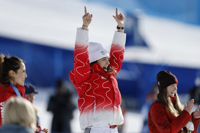 (260209) -- LIVIGNO, Feb. 9, 2026 (Xinhua) -- Gold medalist Mathilde Gremaud (C) of Switzerland reacts during the awarding ceremony for the freestyle skiing women's freeski slopestyle at the Milan-Cortina 2026 Olympic Winter Games in Livigno, Italy, Feb. 9, 2026. (Xinhua/Wang Peng)